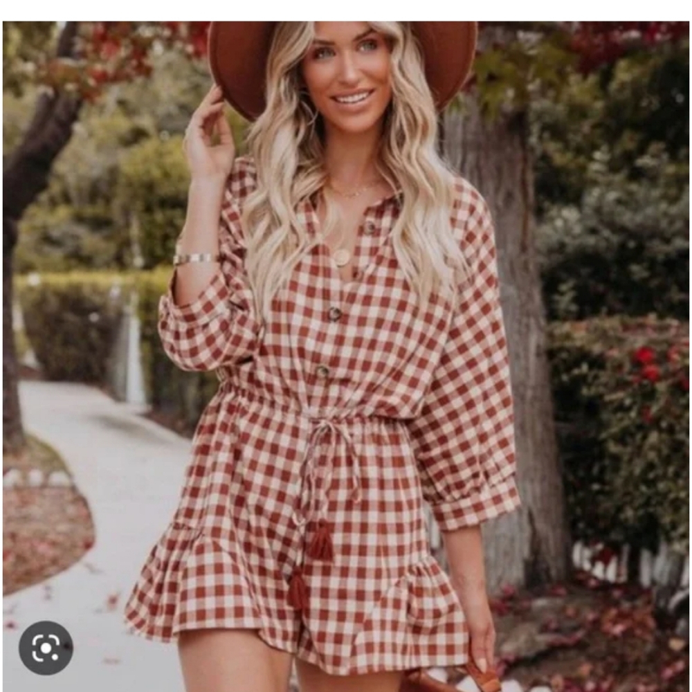 NWOT. Aakaa Gingham Romper Sz. Medium